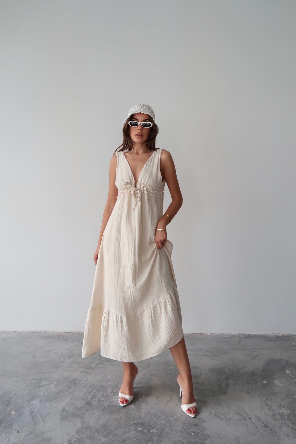 Aec Prive yazlık v yaka uzun elbise, yaz için hafif ve şık tasarıma sahip, rahat bir stil sunar.