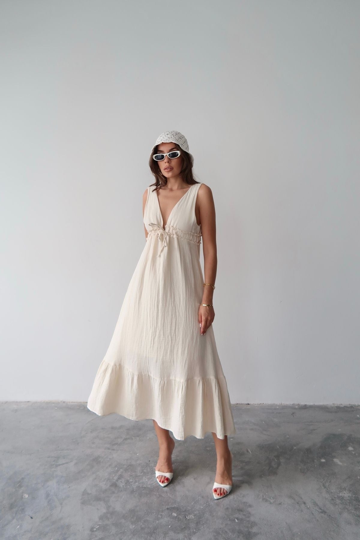 Aec Prive yazlık v yaka uzun elbise, hafif kumaşıyla yaz günleri için ideal bir seçenek