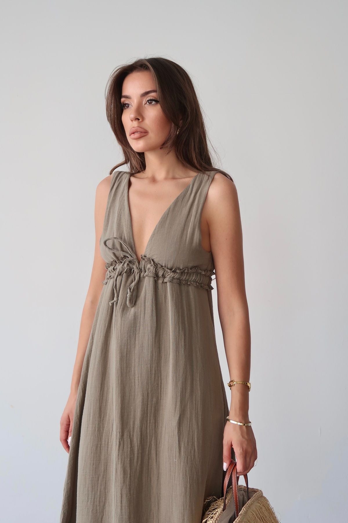 Aec Prive Yazlık V Yaka Uzun Elbise, rahat kesimiyle yaz günleri için ideal bir seçenek