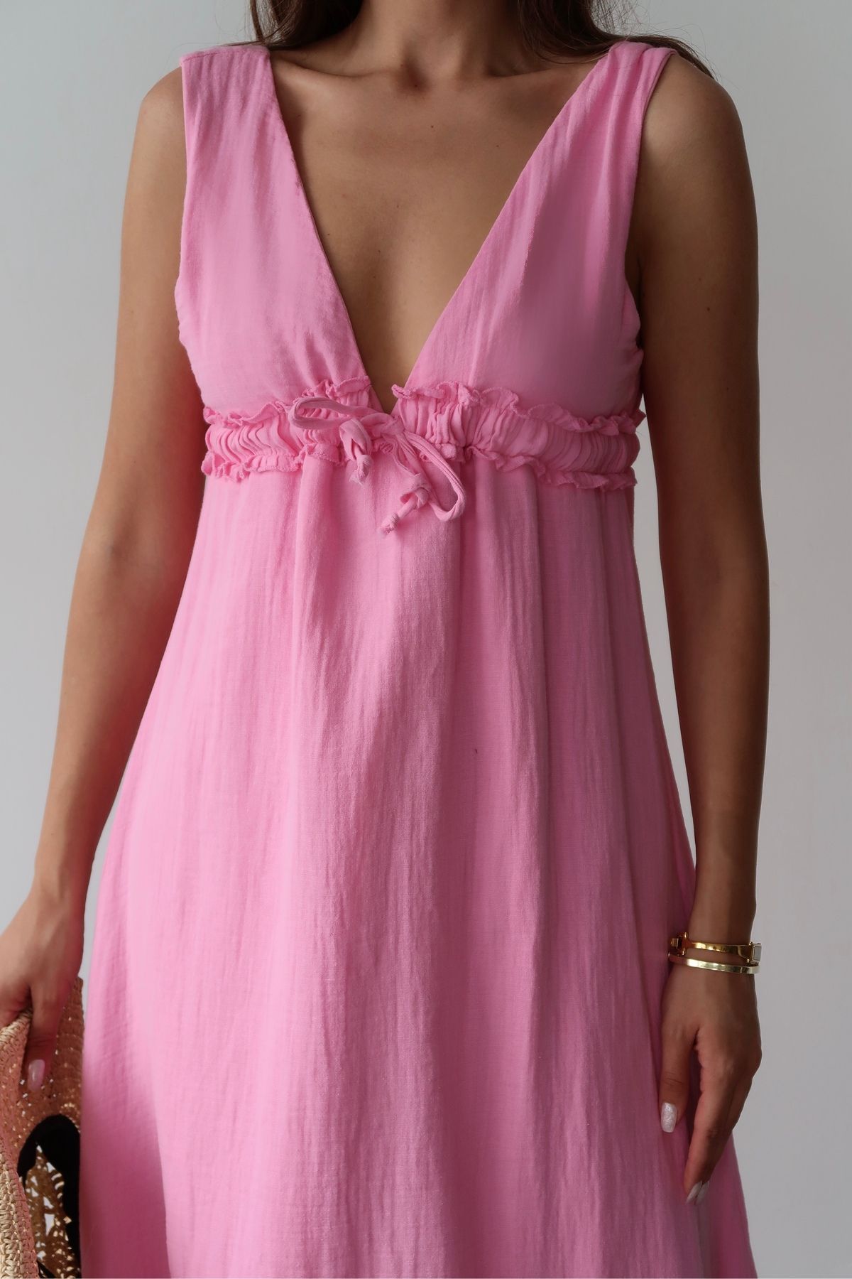 Pembe Aec Prive yazlık v yaka uzun elbise, rahat ve şık bir görünüm için ideal.